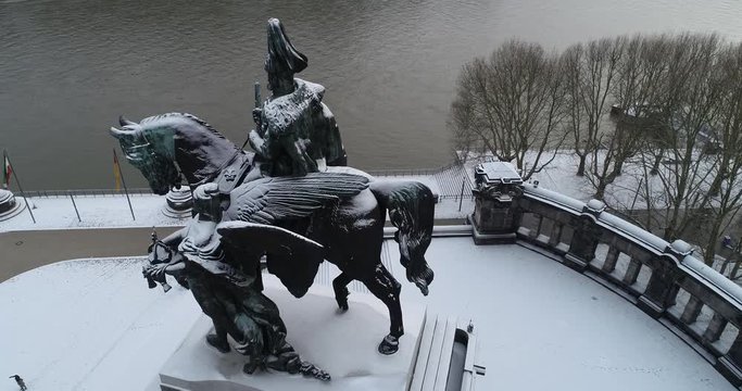 Reiterstandbild von Kaiser Wilhelm am Deutschen Eck in Koblenz im Winter
