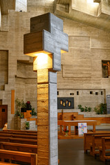 Obraz premium Betonkreuz in der katholischen Kirche von Hérémence, Wallis, Schweiz