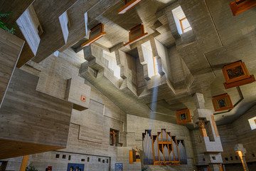 Innenraum der katholischen Kirche von Hérémence, Wallis, Schweiz