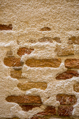 Mur en pierre crépis