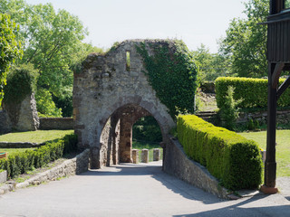 Château de Rhotelin (Rötteln) à Lörrach. Entrée du château par le pont.