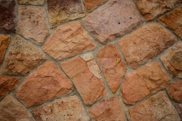 Muro de grandes piedras naranjas