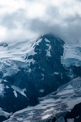 Glacier dans les alpes, neige et rochers, hiver