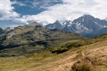 Fototapeta premium Plaine de montagne, vue sur les sommets et paturages
