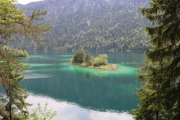 Die fantastischen Farben des Eibsees, in einer atemberaubenen Kulisse. Grainau , Bayern , Deutschland