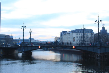 Fototapeta na wymiar ベルリンのシュプレー川にかかる橋