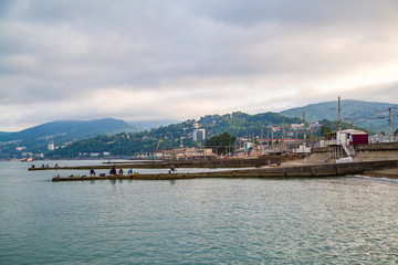 Obraz premium fishermen in the early morning catch fish sitting on the breakwater