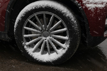 car drive, wheels in the snow