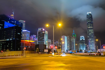 香港島 交差点と高層ビル群 夜景 曇天