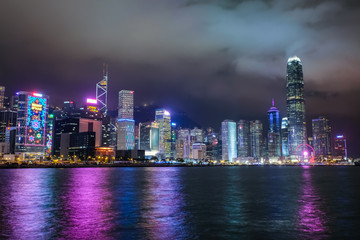 香港 湾仔から中環方面の夜景 曇天
