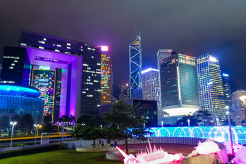 香港島 海辺の公園と高層ビル群 夜景 曇天