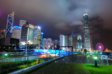 Fototapeta na wymiar 香港島 海辺の公園と高層ビル群 夜景 曇天