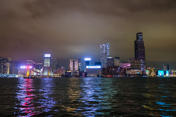 香港 ビクトリアハーバー 九龍半島方面 夜景 曇天