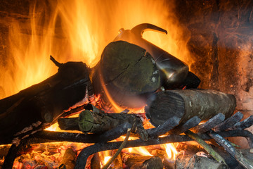 Fogata en una chimenea