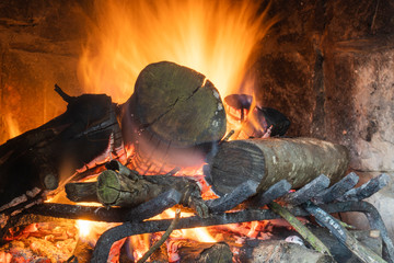 Fogata en una chimenea
