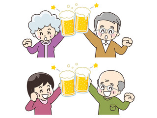 ビールで乾杯するシニア男女