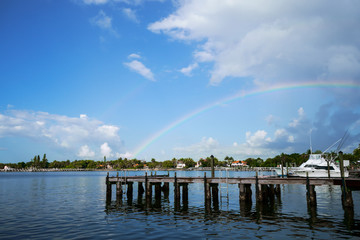 El arco iris está sobre las casas de playa de  Lantana Florida.