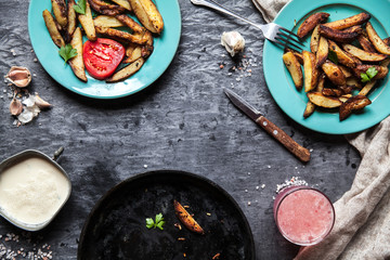 Fried potatoes in beryuzovyh plates. Sauce, drink, towel.