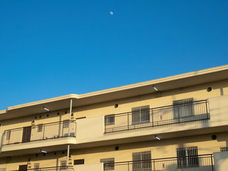 団地の外観と青空