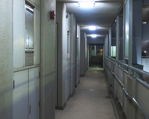 夜のマンションの共用通路