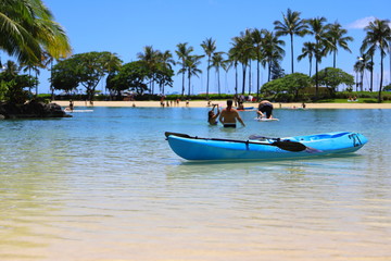 Fototapeta na wymiar ハワイ　オアフ島　ワイキキビーチのアクティビティアイテムと青空の風景
