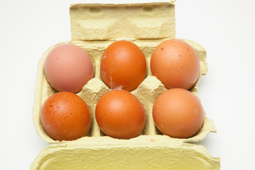 Media docena de huevos frescos de gallina, preparados para ser cocinados de mil maneras distintas.