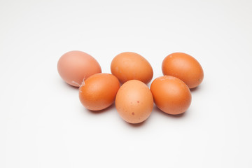 Media docena de huevos frescos de gallina, preparados para ser cocinados de mil maneras distintas.