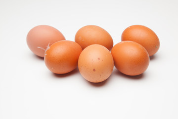 Media docena de huevos frescos de gallina, preparados para ser cocinados de mil maneras distintas.