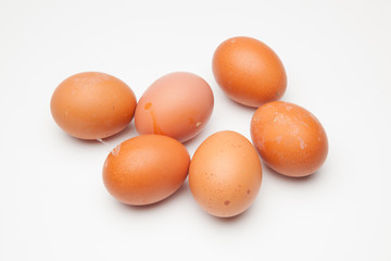 Media docena de huevos frescos de gallina, preparados para ser cocinados de mil maneras distintas.