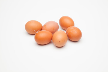 Media docena de huevos frescos de gallina, preparados para ser cocinados de mil maneras distintas.