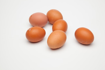 Media docena de huevos frescos de gallina, preparados para ser cocinados de mil maneras distintas.