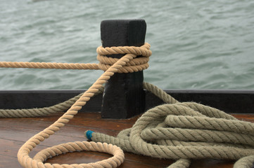 Fototapeta na wymiar noeud marin sur pont de bateau à voile