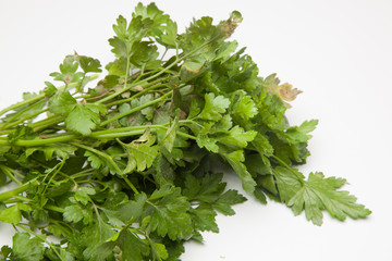 El perejil es una hierba que se utiliza mucho en la cocina, para dar sabor y refrescar los platos.