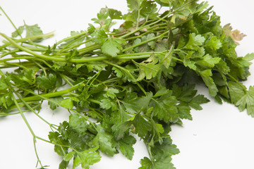 El perejil es una hierba que se utiliza mucho en la cocina, para dar sabor y refrescar los platos.