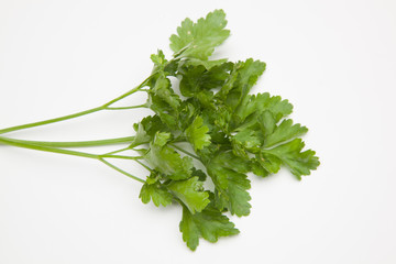 El perejil es una hierba que se utiliza mucho en la cocina, para dar sabor y refrescar los platos.