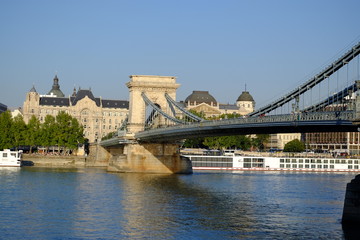 Naklejka premium chain bridge over danube in budapest