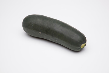 Calabacín fresco, recién cogido del huerto, preparado para ser consumido. Con el calabacín podemos hacer tortillas, podemos hacer verduras o bien pistos y sanfainas.