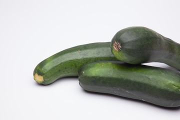 Calabacín fresco, recién cogido del huerto, preparado para ser consumido. Con el calabacín podemos hacer tortillas, podemos hacer verduras o bien pistos y sanfainas.