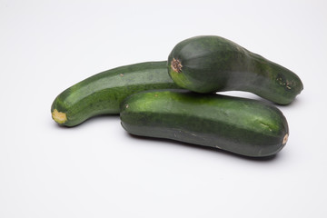 Calabacín fresco, recién cogido del huerto, preparado para ser consumido. Con el calabacín podemos hacer tortillas, podemos hacer verduras o bien pistos y sanfainas.