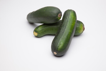Calabacín fresco, recién cogido del huerto, preparado para ser consumido. Con el calabacín podemos hacer tortillas, podemos hacer verduras o bien pistos y sanfainas.