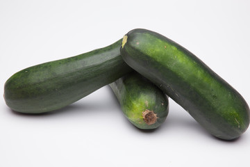 Calabacín fresco, recién cogido del huerto, preparado para ser consumido. Con el calabacín podemos hacer tortillas, podemos hacer verduras o bien pistos y sanfainas.