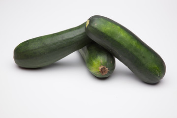 Calabacín fresco, recién cogido del huerto, preparado para ser consumido. Con el calabacín podemos hacer tortillas, podemos hacer verduras o bien pistos y sanfainas.