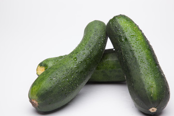 Calabacín fresco, recién cogido del huerto, preparado para ser consumido. Con el calabacín podemos hacer tortillas, podemos hacer verduras o bien pistos y sanfainas.
