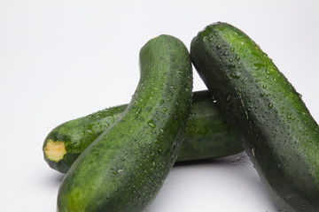 Calabacín fresco, recién cogido del huerto, preparado para ser consumido. Con el calabacín podemos hacer tortillas, podemos hacer verduras o bien pistos y sanfainas.