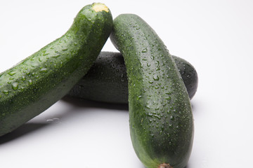 Calabacín fresco, recién cogido del huerto, preparado para ser consumido. Con el calabacín podemos hacer tortillas, podemos hacer verduras o bien pistos y sanfainas.