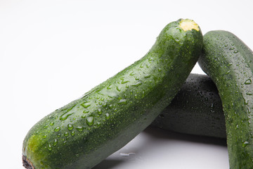Calabacín fresco, recién cogido del huerto, preparado para ser consumido. Con el calabacín podemos hacer tortillas, podemos hacer verduras o bien pistos y sanfainas.
