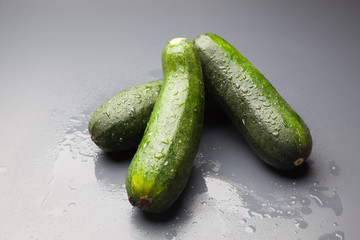 Calabacín fresco, recién cogido del huerto, preparado para ser consumido. Con el calabacín podemos hacer tortillas, podemos hacer verduras o bien pistos y sanfainas.