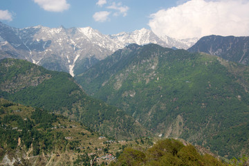 Fototapeta premium A beautiful view of the Dhauladhar Himalayan Range on a clear day at Kareri, Himachal Pradesh, India