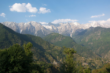Fototapeta premium A beautiful view of the Dhauladhar Himalayan Range on a clear day at Kareri, Himachal Pradesh, India
