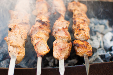 Preparation of meat slices in sauce on fire